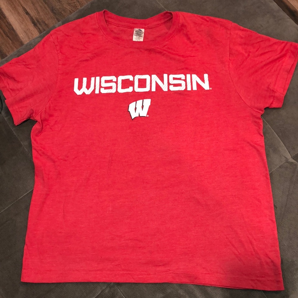 BOYS WISCONSIN BADGERS T-SHIRT SIZE MEDIUM EUC